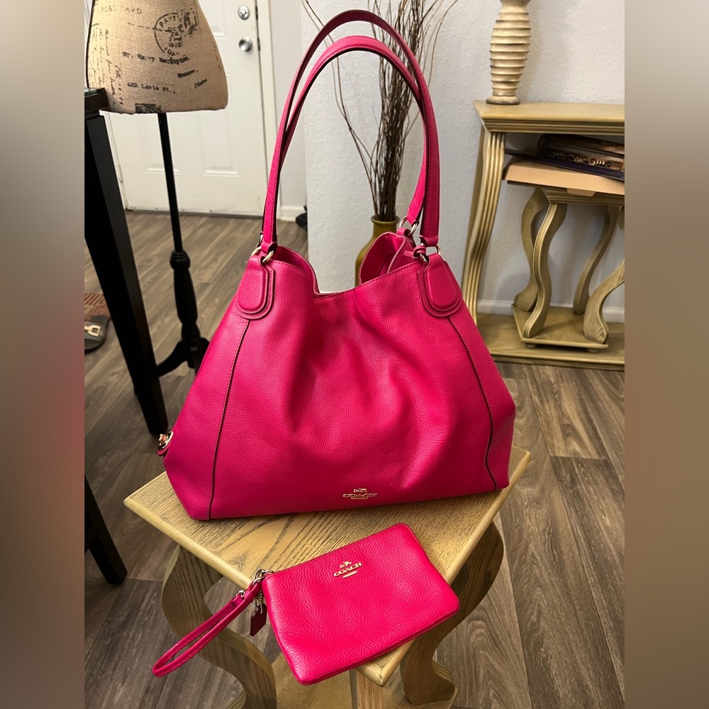 This pink women’s Coach purse and wristlet set is absolutely gorgeous!